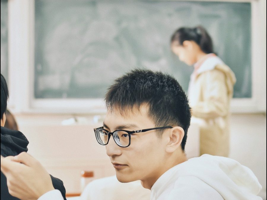 수업 중인 학생과 선생님 (샘플 연출 이미지)